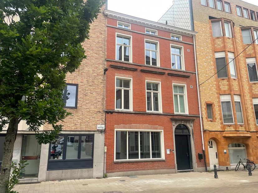 Welkom in de rustige en pittoreske Posteernestraat, in het historische centrum van Gent, waar deze elegante, volledig gerenoveerde herenwoning op u wa