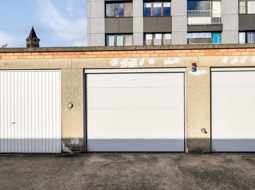 Deze ruime garagebox is de perfecte parkeeroplossing of mogelijkheid tot extra opslagruimte. Dankzij de centrale ligging in de Heilig Hartstraat in ce