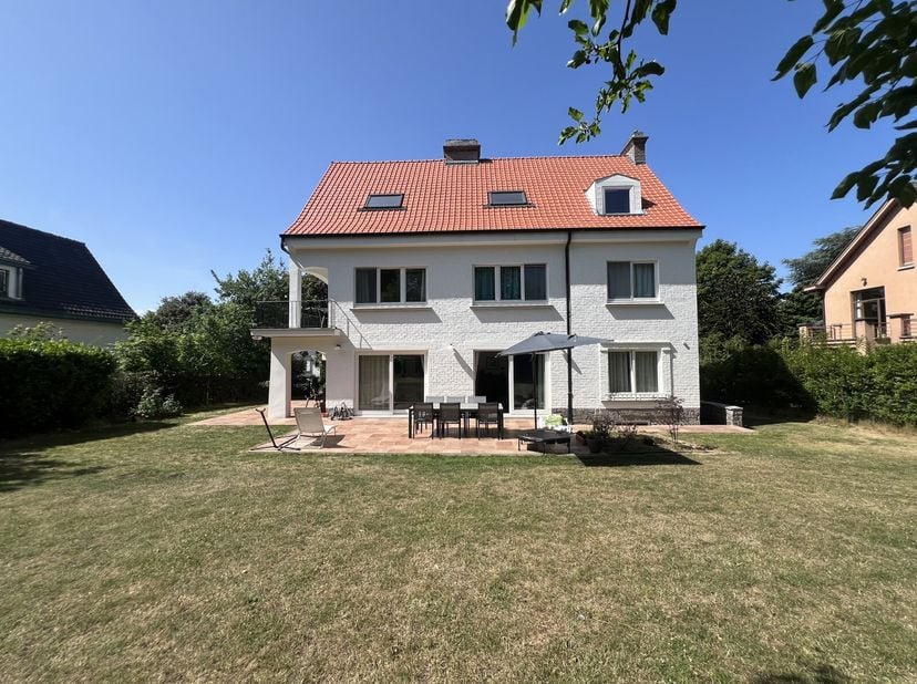 Victoire-Junot vous propose cette magnifique villa  4 chambres entièrement rénovée récemment, alliant charme, confort moderne et espace, à la frontièr