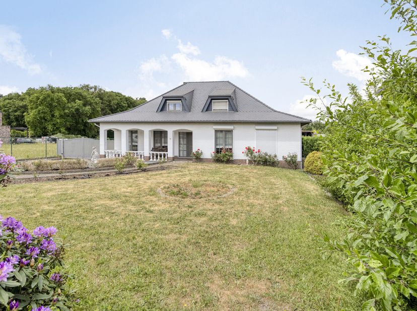 La maison bénéficie d&#039;un emplacement très central, ce qui vous permet d&#039;accéder facilement à toutes les commodités qu&#039;Oudsbergen a à offrir: les magas
