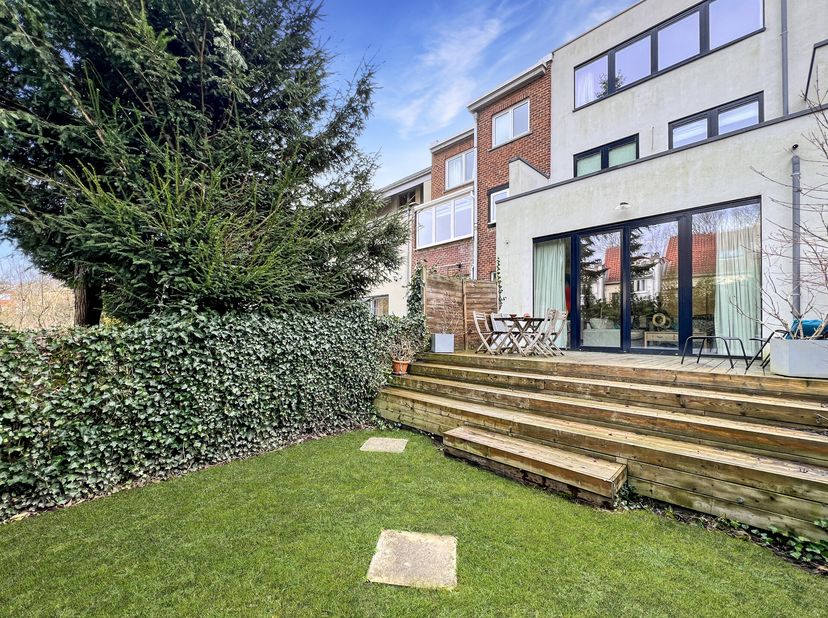 Magnifiquement située dans un quartier très calme dont l&#039;ambiance rappelle celle d&#039;un petit village avec ses rues pavées, cette maison construite en 2