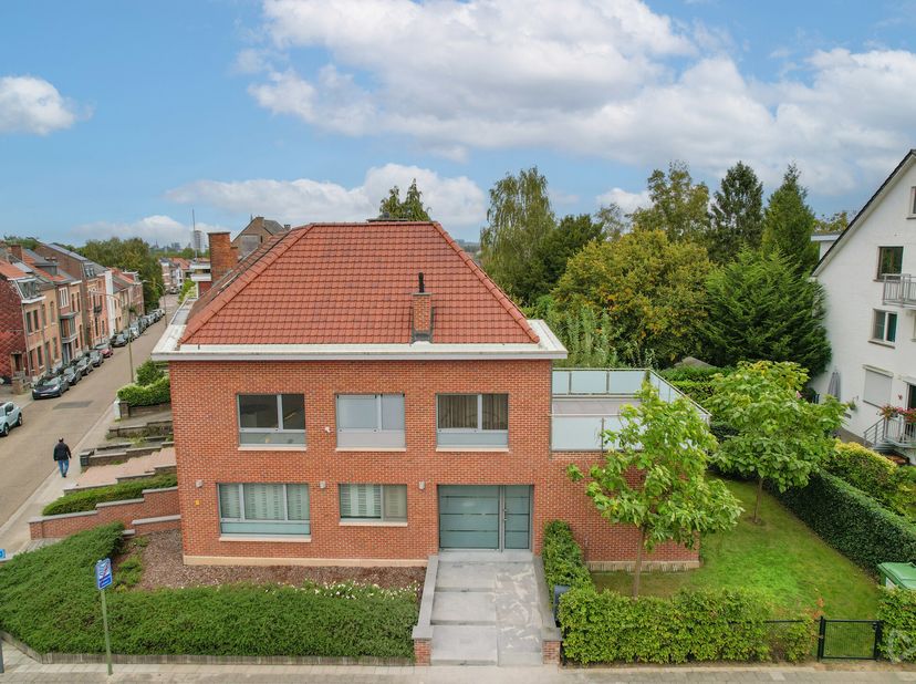 Bent u op zoek naar een moderne en volledig instapklare praktijk- of kantoorruimte op een strategische locatie? Dan is deze commerciële ruimte van ca.