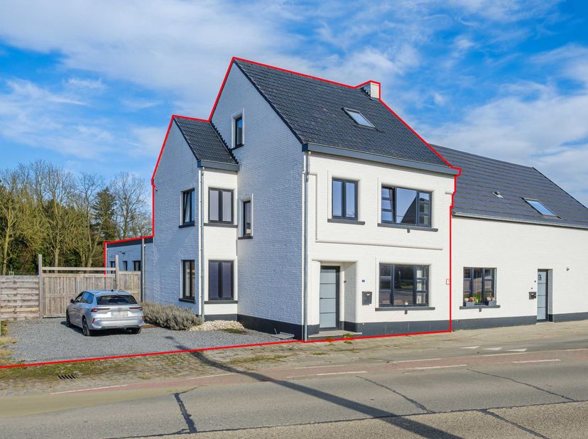 GERENOVEERDE WONING &lt;br /&gt;
 &lt;br /&gt;
Gerenoveerde woning, gelegen in een landelijke omgeving, met grote tuin, leefruimte met open keuken, 4 slaapkamers