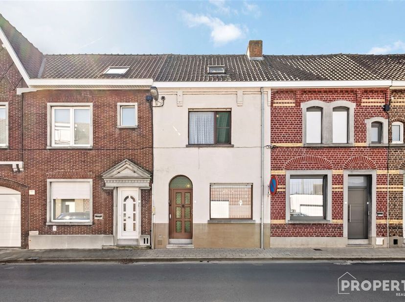 Ontdek deze charmante te renoveren rijwoning in het hart van Bissegem, ideaal voor gezinnen die op zoek zijn om hun eigen stekje te maken. &lt;br /&gt;
Met