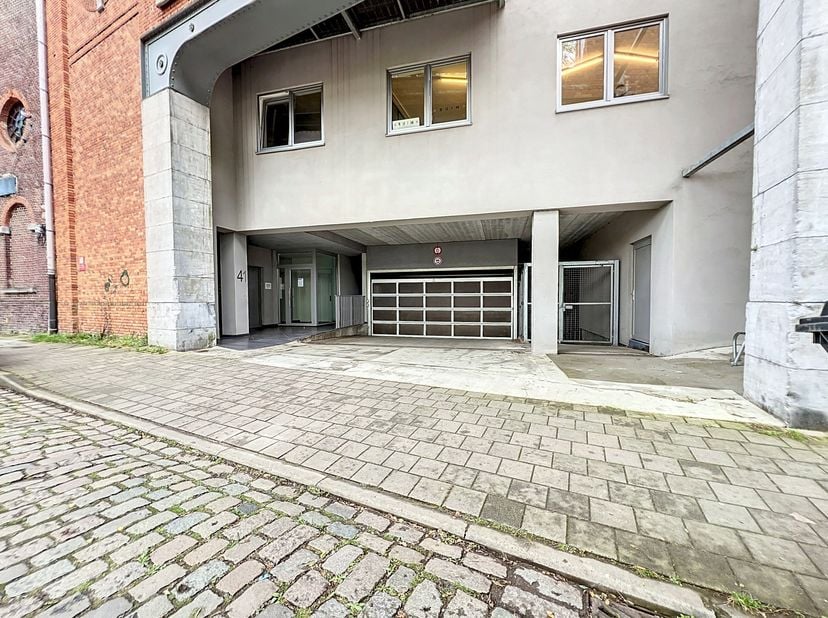 Goed gelegen staanplaats te huur in het appartementsgebouw &quot;Locomotief&quot; gelegen aan de Sassevaartstraat aan de site van Dok-Noord. Op wandel- en fiets