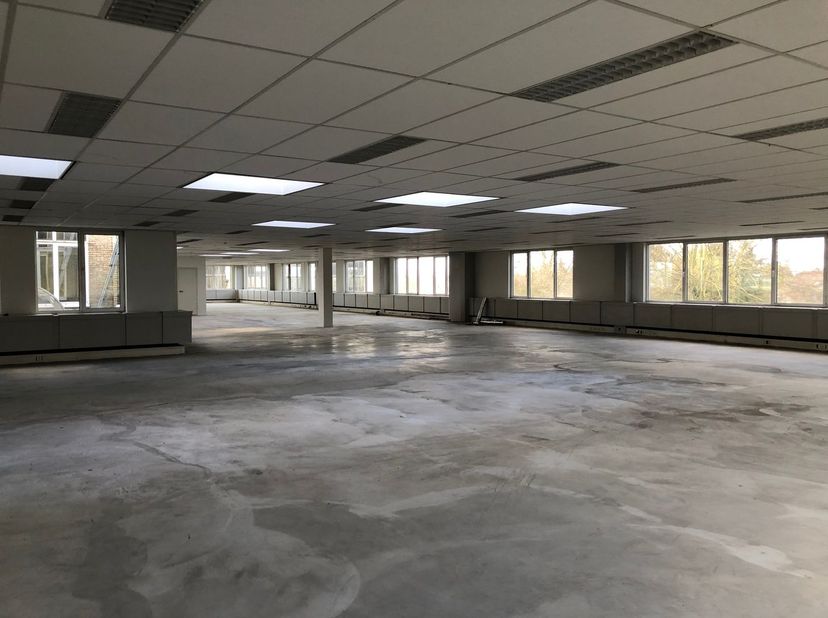 Optimaal gelegen kantoorruimte van 700 m² nabij Ikea Zaventem en de E40. Prijs/kwaliteit is de ruimte heel interessant. Het lichtrijke kantoor bevindt