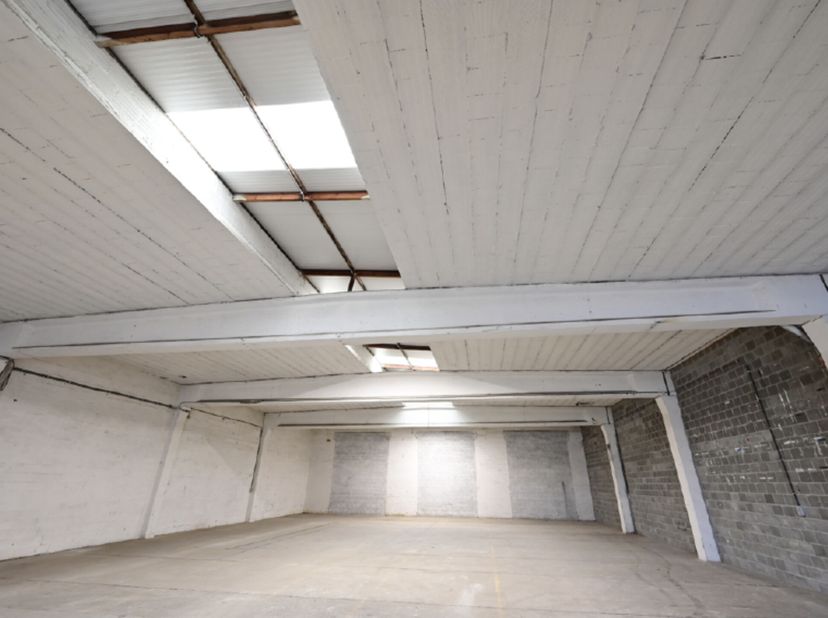 Gelegen op het bedrijventerrein aan Delften 23 in Malle, provincie Antwerpen, bieden wij een magazijn van circa 600 m² te huur aan. Deze locatie langs