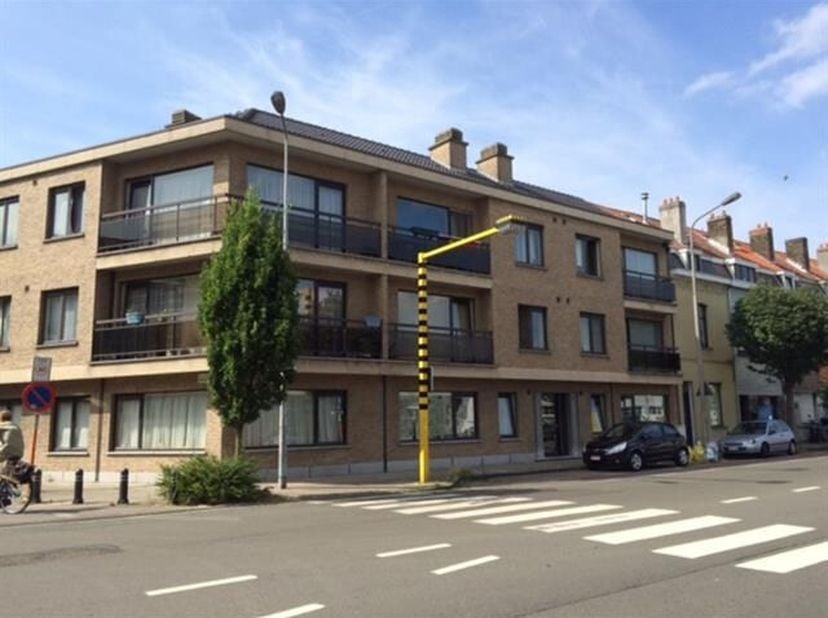 Dit appartement op 1e verdieping van een kleinschalige residentie is perfect gelegen, op een toplocatie!&lt;br /&gt;
Indeling: inkomhal, volledig nieuwe ing