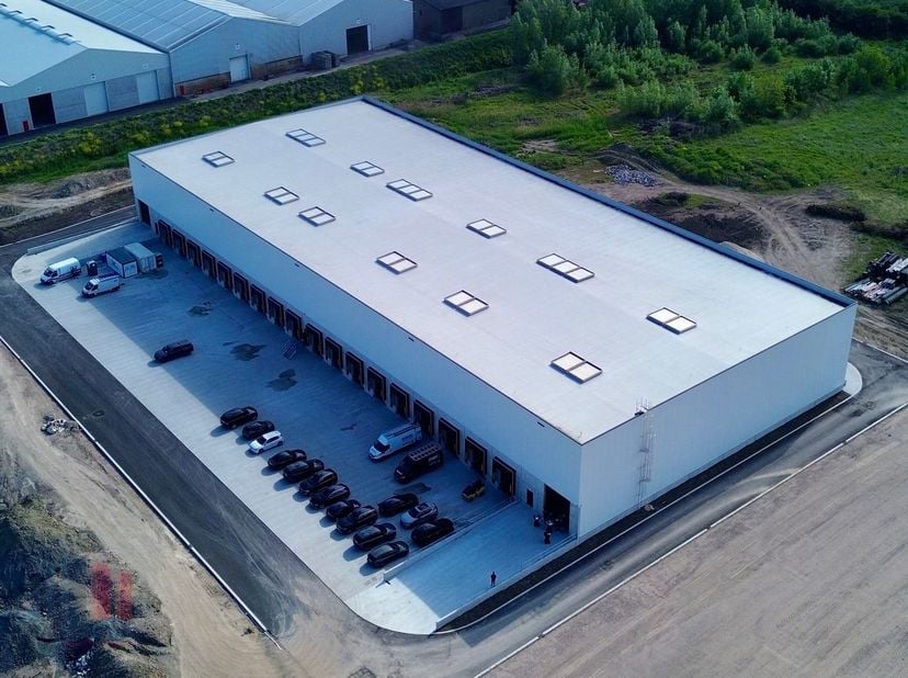 Site logistique extraordinairement bien situé composé de 9.356 m² d&#039;entrepôts en combinaison avec des bureaux (722 m²), des espaces sociaux (292 m²) e