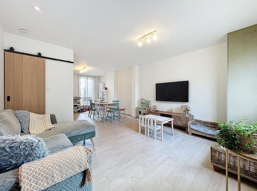 Energiezuinige woning in de nabijheid van allerlei faciliteiten, bestaande uit een gezellige leefruimte met eet- en zithoek, volledig uitgeruste keuke