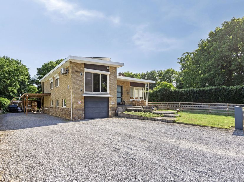 INSTAPKLARE , ZEER GOED ONDERHOUDEN SPLIT-LEVEL GEZINSWONING MET 3 SLAAPKAMERS, RUIM TERRAS EN ONDERHOUDSVRIENDELIJKE TUIN OP 8A27CA IN KOERSEL (BERIN