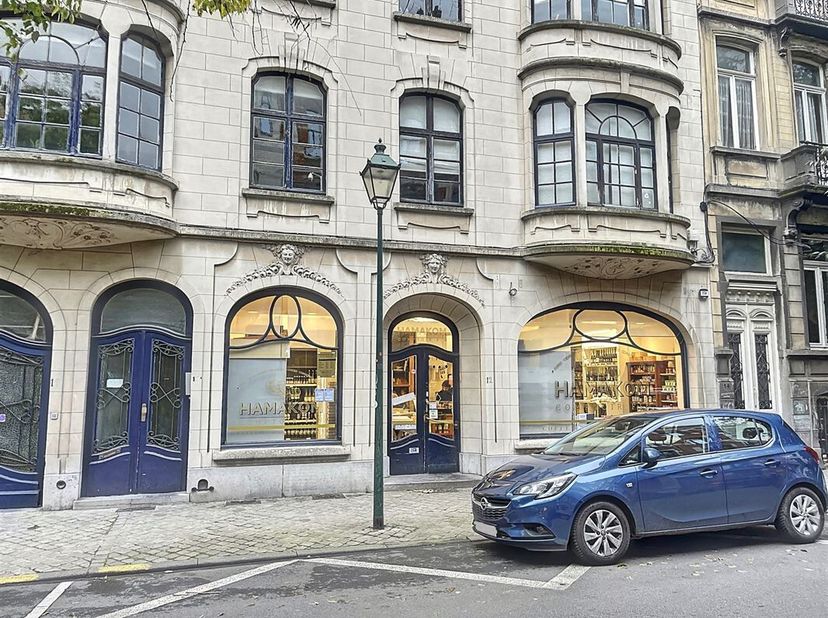 Quartier Ma Campagne - Dans un immeuble style Art-Déco - Charmant commerce/bureau +/-113m² avec cour extérieur. Actuellement aménagé comme suit : une