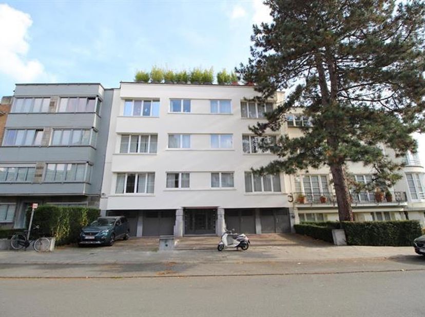 ETTERBEEK, quartier Saint-Michel (Metro Boileau). Bel APPARTEMENT(2ch/2sdb) de 100 m² dans un petit immeuble. Situé au 3° étage gauche, il se compose