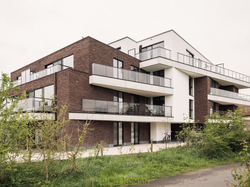 Situé au cœur d&#039;Avelgem, cet élégant appartement de plain-pied nouvellement construit dans la « Residentie Meersenzicht » offre tout ce dont vous avez