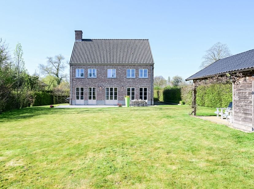 !! Exclusivité Pulse Property !! Cette maison au style architectural traditionnel est située à proximité de Bruxelles sur un terrain de 17 ares. La ma