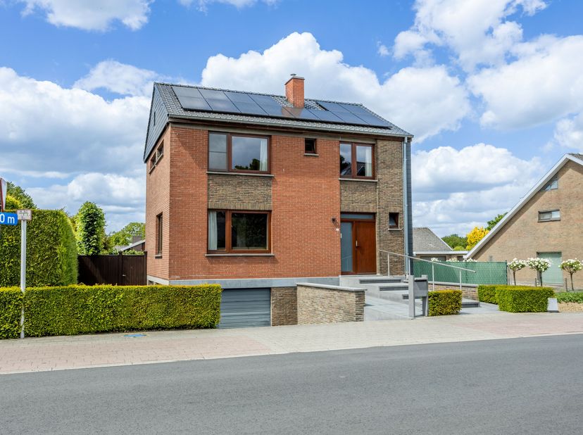 Deze bijzonder verzorgde halfopen bebouwing op 421m² biedt veel ruimte in een rustige doch centrale omgeving. Bij binnenkomst via de inkomhal tref je