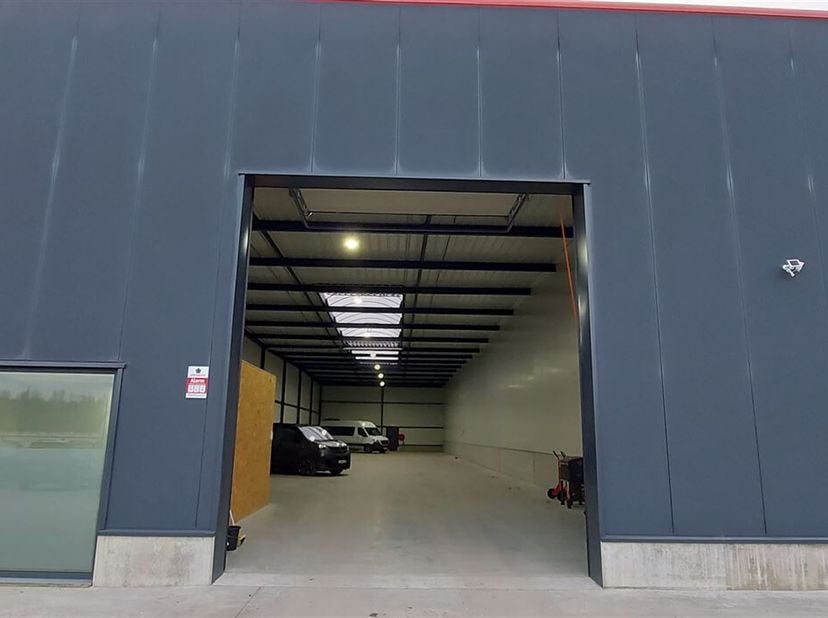 Ontdek deze ruime industriële loods in Dilsen-Stokkem, ideaal voor ondernemers die op zoek zijn naar (extra) werk- of opslagruimte. Met een bruikbare