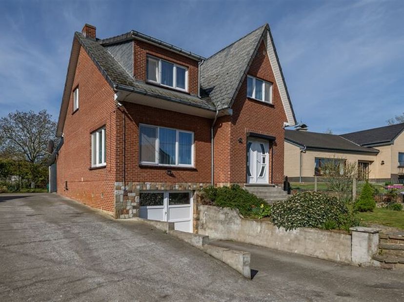Vernieuwde woning in villastijl (bj. 1965) met inpandige garage en 4 grote slaapkamers (waarvan één op het gelijkvloers), gelegen op een breed, zuidwe
