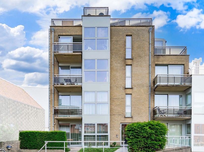 Op slechts enkele stappen van het strand wacht dit instapklare appartement op een nieuwe eigenaar die zorgeloos wil genieten van al het moois dat Koks