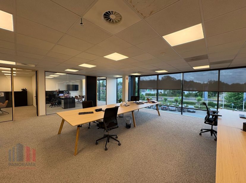 Uniek gelegen kantoren van 981 m² te huur langs én met uitstekende visibiliteit vanaf de bedrijvige Kortrijkesteenweg, strategisch gepositioneerd naas