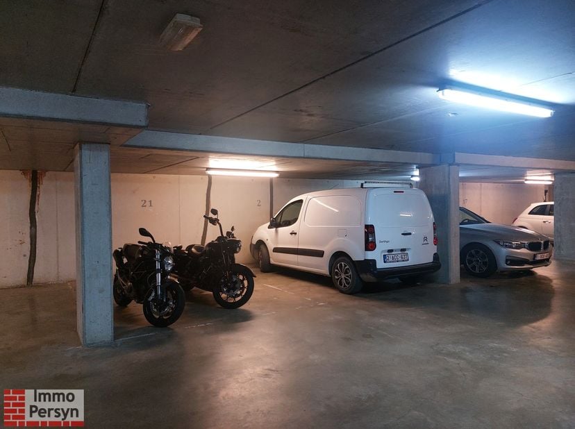 Achter het gemeentehuis in Tielt-Winge onder het appartementsgebouw Ter Eekt vinden we deze staanplaats terug. Deze staanplaats bevindt zich kort aan