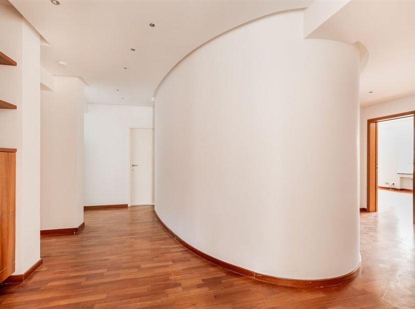 IMMO ID biedt u exclusief dit prachtige appartement met 3 slaapkamers van bijna 206 m2 (PEB oppervlak) en een groot terras, gelegen in een prachtig ge