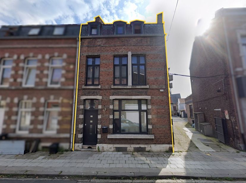 Antoineimmo vous présente cette maison 3 façades à rénover pleine de charme et de potentiel, idéalement située dans un quartier calme de Huy, à proxim