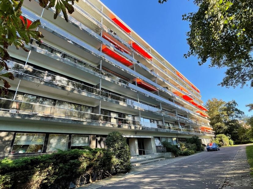 Vous recherchez un appartement proche du centre ? Cet appartement est situé à Strombeek à proximité de nombreuses commodités (Carrefour, Colruyt, Wand