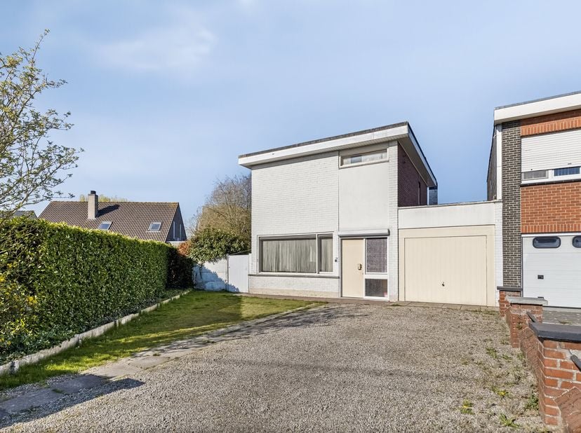 Ben jij op zoek naar een leuk renovatieproject? Deze ruime woning met tal van mogelijkheden biedt de perfecte gelegenheid om jouw eigen droomhuis te c