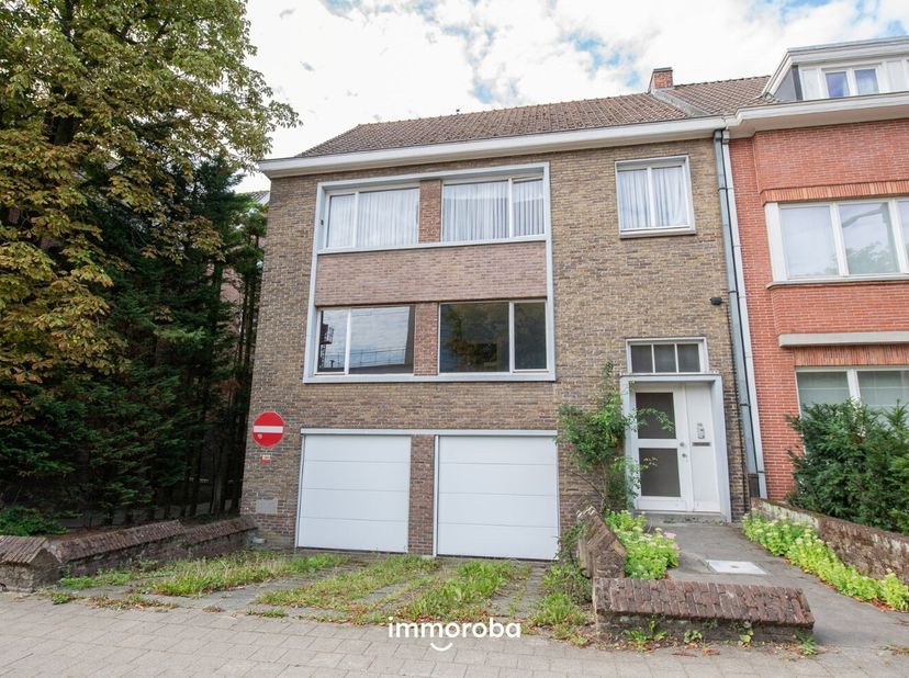 BEL-ETAGE appartement gelegen op TOP locatie te Gent. Het appartement is gelegen op wandelafstand  van het station te Gent en Voskenslaan.&lt;br /&gt;
Het a