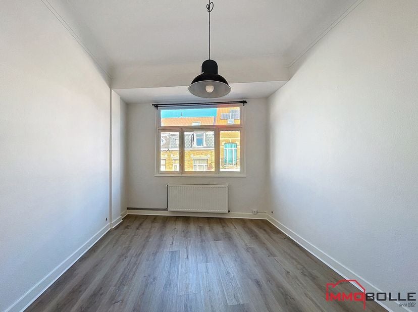Quartier Saint-Julien, à proximité des métros Hankar/Delta et de toutes les facilités, bel appartement de +/- 44m² (selon CPEB) + balcon situé au 2e é