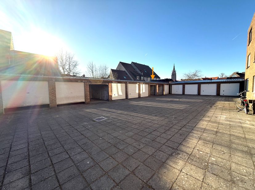Bovengrondse garagebox gelegen in garagecomplex te Boudewijn Ravestraat (achterliggend nummer 20), Brugge centrum.&lt;br /&gt;
Afsluitbare garagebox.&lt;br /&gt;