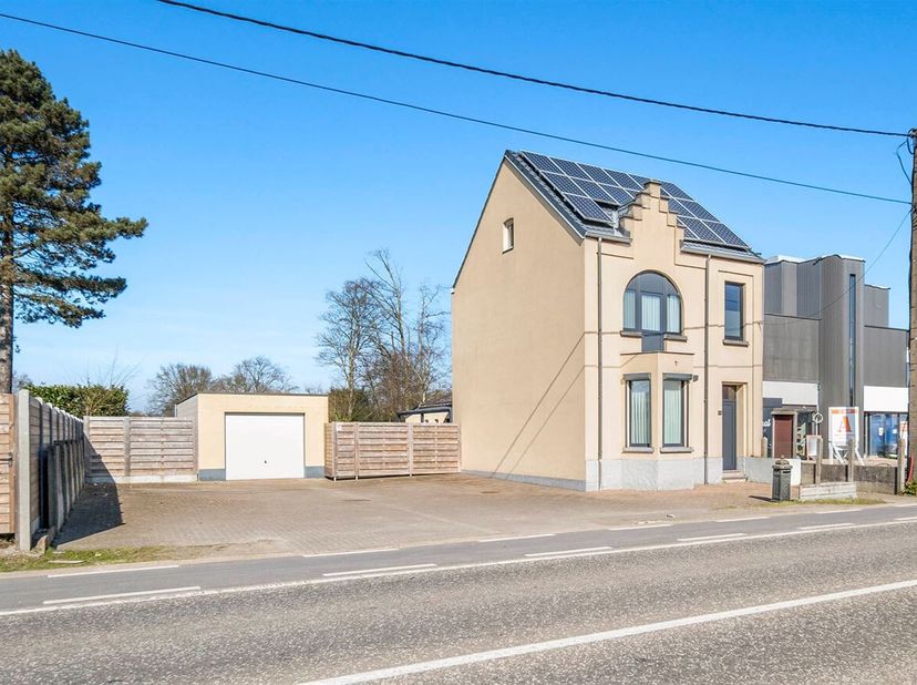 Ligging: Deze ruime woning is gelegen nabij het centrum van Leopoldsburg. Alle voorzieningen zoals scholen, supermarkten, bakkers en dergelijke liggen
