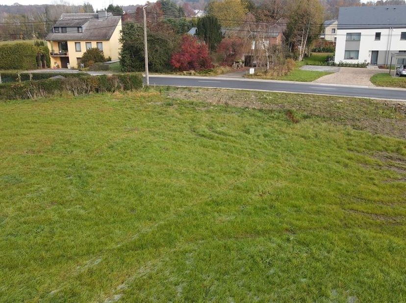 W Immobilière vous propose à Heinsch (Arlon), un terrain à bâtir 2120m² pour une construction 4 façades ou une activité commerciale du fait de sa visi