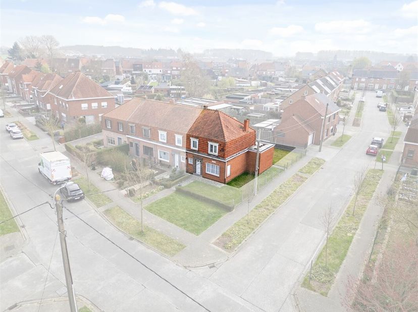 Ontdek deze charmante gezinswoning in het hart van Harelbeke.&lt;br /&gt;
Deze te renoveren woning bestaat op het gelijkvloers uit inkom, leefruimte, open k