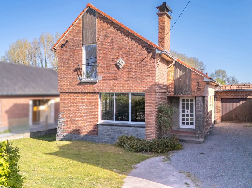 Idéalement située à proximité des axes routiers transfrontaliers , lAgence Leclercq vous propose cette charmante villa 4 chambres, jardin et garage.&lt;b