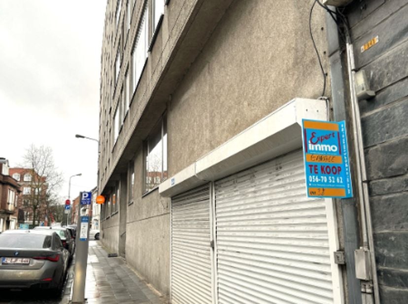 Open ondergrondse kleine garage - (G27) op TOP ligging te Kortrijk, afmetingen ongeveer 5 op 2,1 meter.&lt;br /&gt;
Er hangt nog geen poort aan.&lt;br /&gt;
Op de