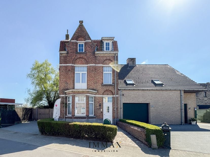 Cette maison prête à emménager a été entièrement rénovée en 2002. Une extension a été réalisée, comprenant un salon de coiffure qui peut facilement êt