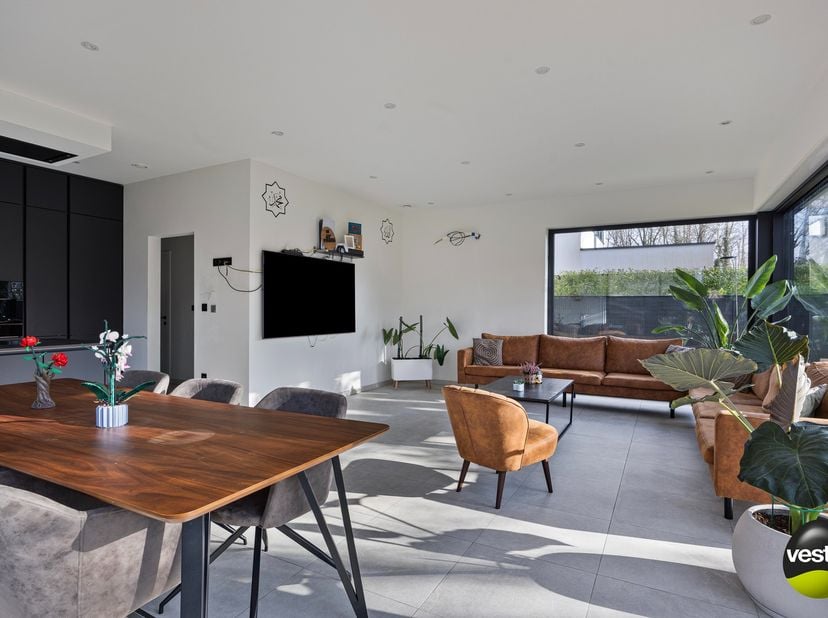Deze ruime gezinswoning met 3 volwaardige slaapkamers en 2 badkamers werd gebouwd in 2022 en is volledig mee met de nieuwste bouwtechnieken: geothermi