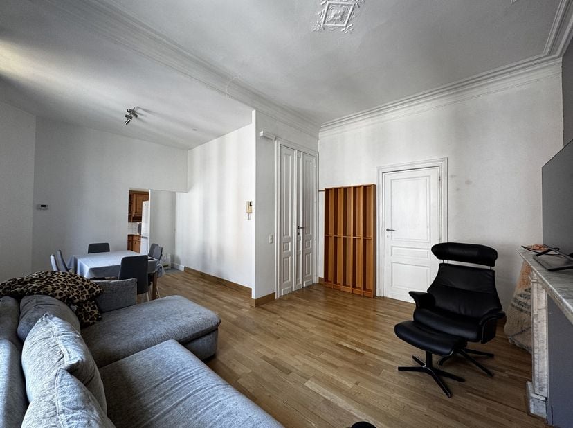 Saint-Gilles, idéalement situé, proche des commerces et facile d&#039;accès, nous vous proposons ce bel appartement une chambre situé au deuxième étage ave
