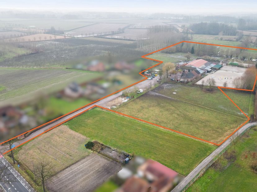 Bent u zoek naar een unieke kans in de paardensport? Deze bestaande manege, gelegen in het landelijke Kortessem (Hasselt) biedt de perfecte locatie vo