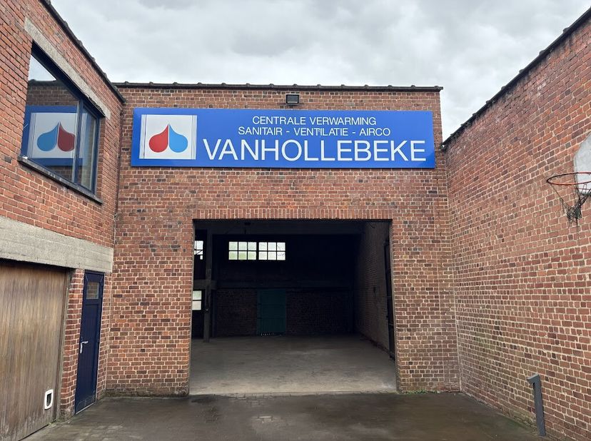 Magazijn met kantoor te huur  ca. 250 m²&lt;br /&gt;
In een goed bereikbare locatie bieden we dit functionele bedrijfsgebouw aan, bestaande uit een magazijn