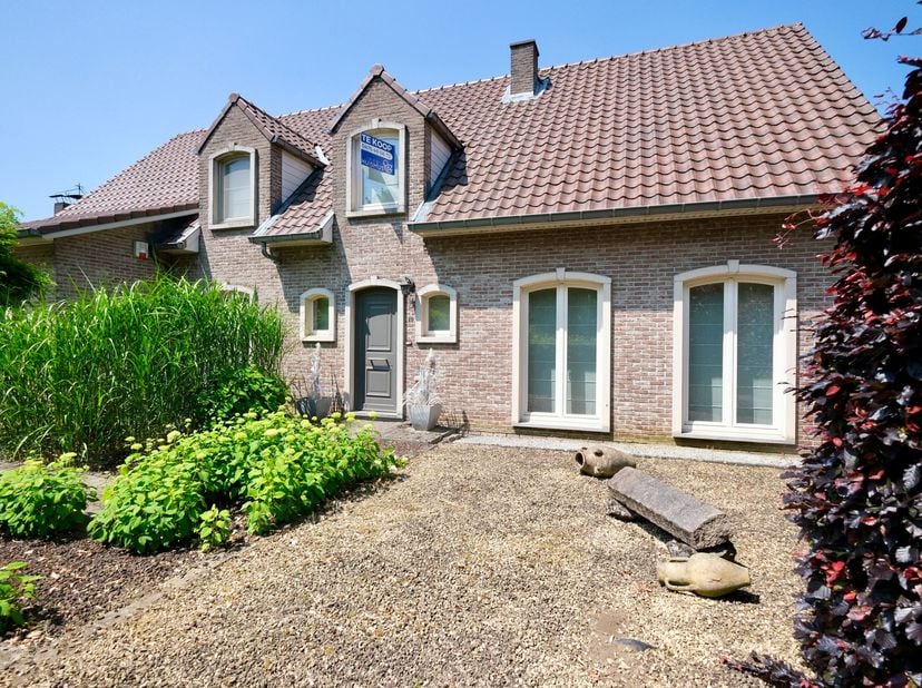 Deze charmante, instapklare woning op een perceel van maar liefst 13 are combineert rust, ruimte en bereikbaarheid. Gelegen in een doodlopende straat