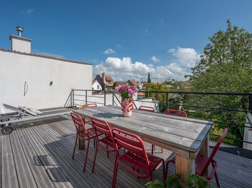 Maison familiale UNIQUE au centre de Knokke à distance de marche de la Lippenslaan avec garage intégré.&lt;br /&gt;
Disposition :&lt;br /&gt;
*Hall d&#039;entrée avec