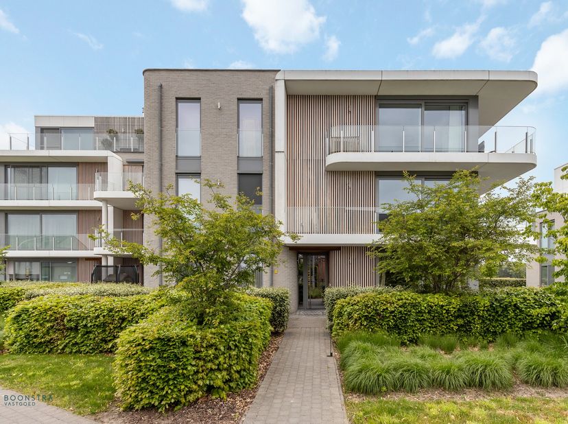 Op een uitstekende locatie in het centrum van Peulis bevindt zich dit energiezuinig gelijkvloers appartement met 2 slaapkamers, ruim terras en tuin. U