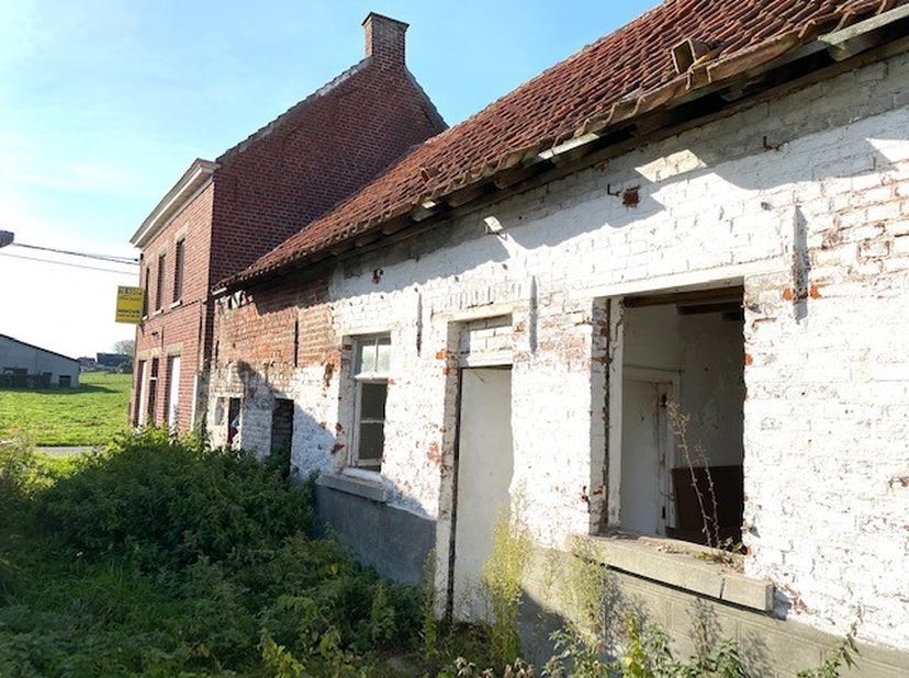 IN EEN OASE VAN GROEN, ZEER RUSTIG GELEGEN OPEN BEBOUWING 148 m² woonoppervlakte, gelegen op grondoppervlakte 3a 30ca. Ruim woonhuis met mogelijkheid
