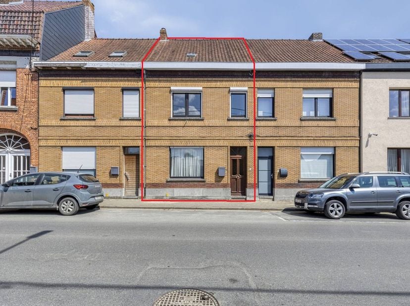 Située sur un terrain de 415m², nous trouvons cette maison à rafraîchir située dans un village calme!&lt;br /&gt;
MISE EN PAGE: &lt;br /&gt;
Rez-de-chaussée: &lt;br