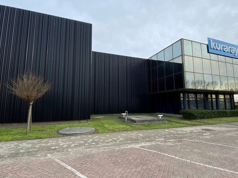 Espace de bureau de 1090m² au rez-de-chaussée (divisible en 2 parties à partir de 590m²)&lt;br /&gt;
Emplacement : visible le long de l&#039;E34&lt;br /&gt;
Spécificat
