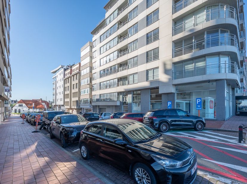 Appartement contemporain avec vue latérale sur la mer, situé à proximité immédiate de la mer, de l&#039;avenue littoral et de l&#039; Approach (minigolf). Compo