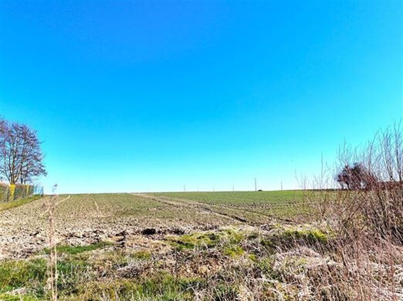 Très beau terrain à bâtir issu du lotissement d&#039;une contenance de 14 a 30 ca.&lt;br /&gt;
Quartier très paisible.&lt;br /&gt;
Ce terrain a une façade de +/- 20 mè